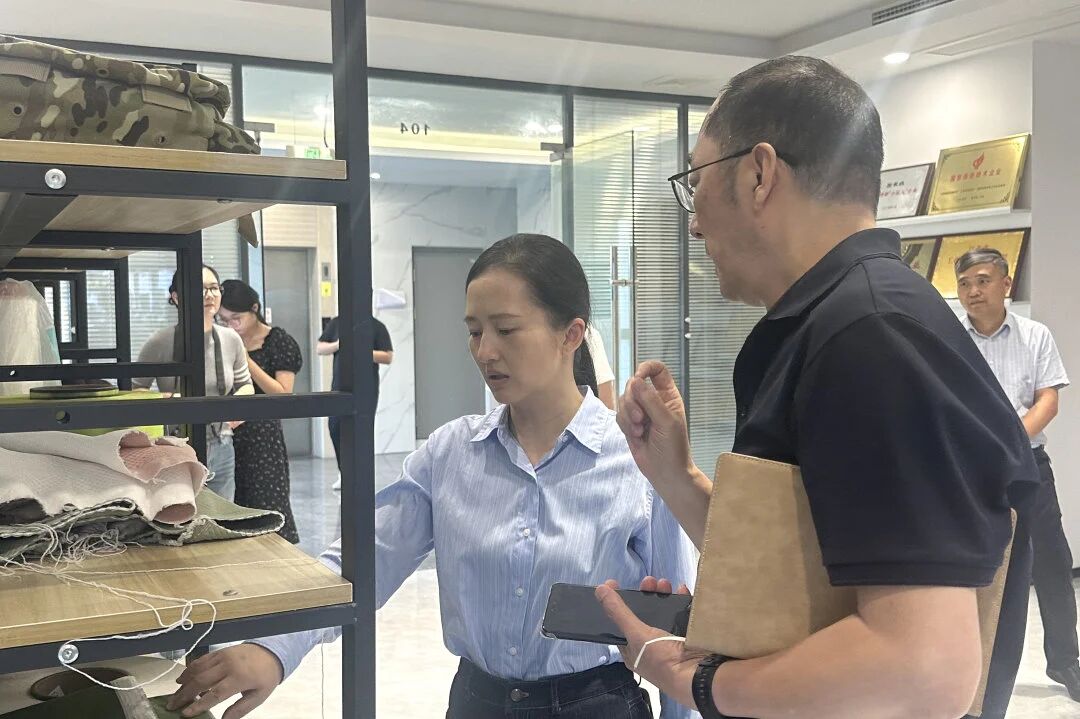 Zhou Xiao, medlem av Standing Committee of the Municipal Party Committee, minister for propagandaavdelingen, og ministeren for United Front Work Department, besøkte Changshu Polyester for Research